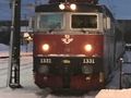 ４日目
スウェーデンからノルウェーへ鉄道で移動です。
世界最北の鉄道「ノーランストーグ鉄道」に乗ります。
キルナからナルヴィークまで３時間２０分の鉄道の旅です。
９：３０発の電車が２０分遅れで到着です。
雪深いキルナのホームをスーツケースを引きずって乗車するのが大変！
スーツケースを引き上げてくれる男性陣はもっと大変！