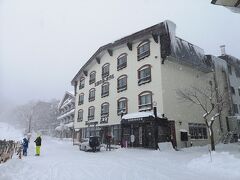 ちょうど１２時ごろに「志賀の湯ホテル」に到着しました。
途中ずっと雪が降っていましたが、４WD＋スタッドレスで全く問題ありませんでした。
車はホテルに横づけ出来るので荷下ろしは楽ちん。
すぐ近くに無料駐車場があるので、車はそこに置いておきます。

チェックインには早かったのですが、既に部屋の準備が出来ているとの事で、直ぐに部屋に入ることが出来ました！
随分助かりました(^^)

部屋は６畳プラス板の間という広さで、大人４人でも十分な広さでした。
（すみません写真はありません）