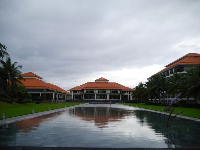 元日の朝…ゆっくりスタート。<br />ホテルの中を散歩。<br />真ん中がフロントなどの棟、右が客室、左はレストラン。<br />