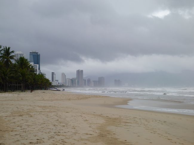 その奥はそのままビーチ。<br />曇ってて何も見えませんが…向こうの方がミーケビーチ！<br />海は…安定の荒れ具合(笑)