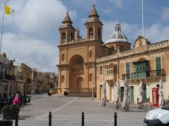 港に面した広場に建てられた聖母マリア様の教会。19世紀後半に、地元の漁師のために建てられました。