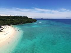 橋から見えるアンチ浜。
瀬底島と言うと瀬底ビーチが有名だけど、沖縄好きの間では10年くらい前から既に「終わった」と言われているのを知っていたので、そちらには行かず、アンチ浜の方に行こうかなと。
上から見ると水の色が綺麗。