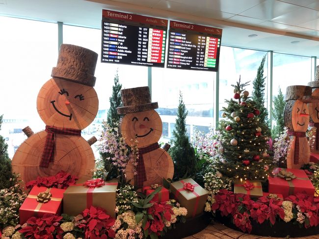 シンガポール空港を経由しましたが、空港に到着すると、可愛い雪だるま達がお出迎え。癒される～。