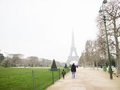 パリに来たら、まずはエッフェル塔！

・・・・と思ったら、てっぺんが見えない・・・。