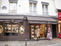 予約しているレストランに向かう途中、素敵なチョコレート屋さんを見かけたので入りました。

Maison Georges Larnicol（メゾン ジョルジュ ラルニコル）というショコラトリーらしく、フランス国内に数店舗構えているそうです。お店の方曰く、日本未出店とのこと。