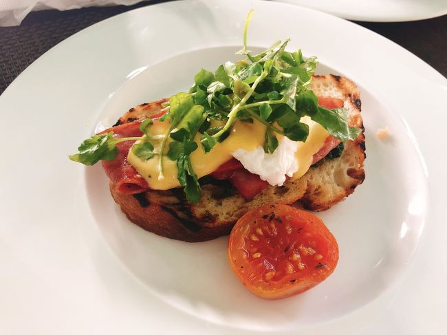 朝食のメインメニューは、色々な種類のメニューから選ぶことができます。<br />初日はエッグベネディクトを頼みました。<br />朝食だけで結構お腹いっぱいになります。