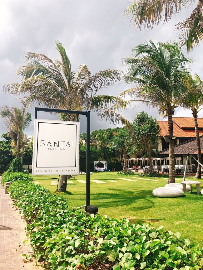 ホテルのお庭。ビーチ沿いに遊歩道がありますが、隣にはマリンスポーツのお店があります。そこでフライボードとパラセーリングを体験しました。この辺りの地区はマリンスポーツのメッカと呼ばれているようです。