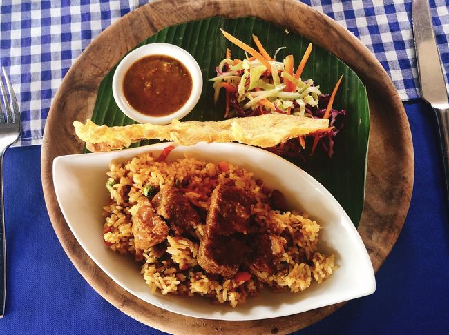 ホテルから徒歩で数分で行ける「The Tree Restaurant」で何度か夕飯を食べました。ナシゴレン美味しいです。