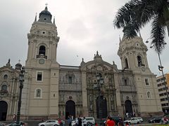 リマへ帰った後は市内観光です。
こちらはカテドラルです。歴史はそれほどではありませんが、南米はカトリック信仰が篤く、多くの人がお祈りに訪れていました。