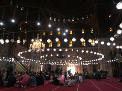 広い礼拝堂の中、低い位置に同心円状に明かりが灯る光景は、確かにイスタンブールのブルーモスクを思い出させる。