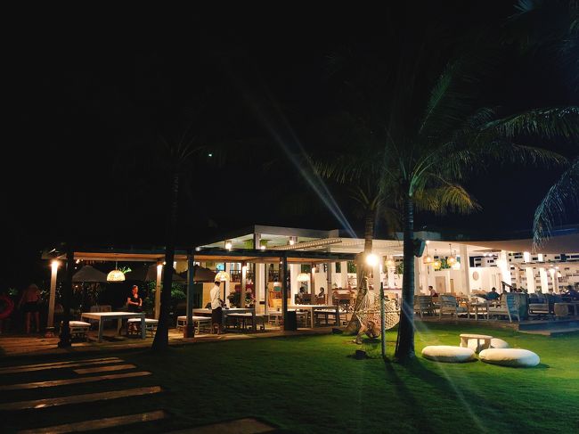 夜のホテルのレストランの雰囲気です。<br />ハンモックでゴロゴロするのも最高です。