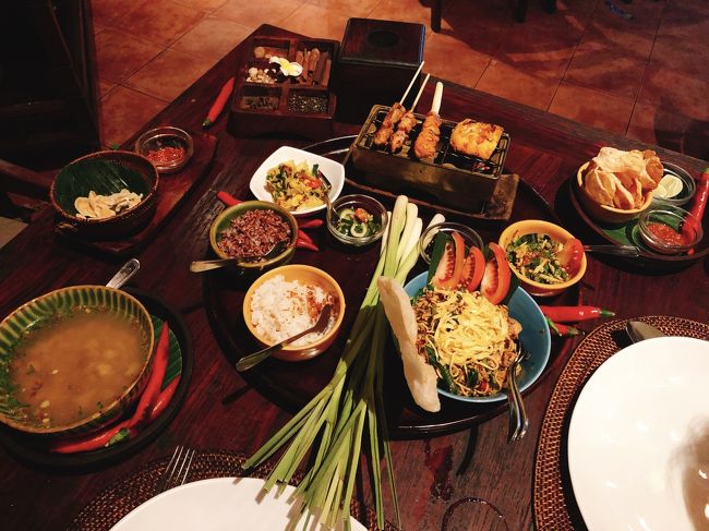 ホテルのすぐ近くに、バリ料理専門レストランの「ブンブバリ２」があり、２回夜ご飯を食べにいきました。<br />ミーゴレンがとても美味しい！サテも付いています。<br />鶏ひき肉のスープも美味しかったです。