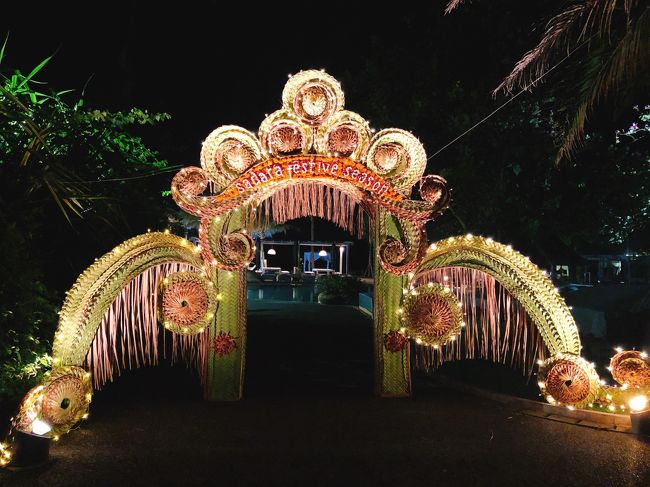 レストランの前には豪華な門がつくられていました。<br />大晦日の夜には、この門の前で記念写真を撮ってもらい、ホテルの方から写真をプレゼントしていただきました。