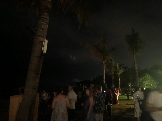 カウントダウン前には、ホテルのガーデンにみんな集まってきます。わくわく。