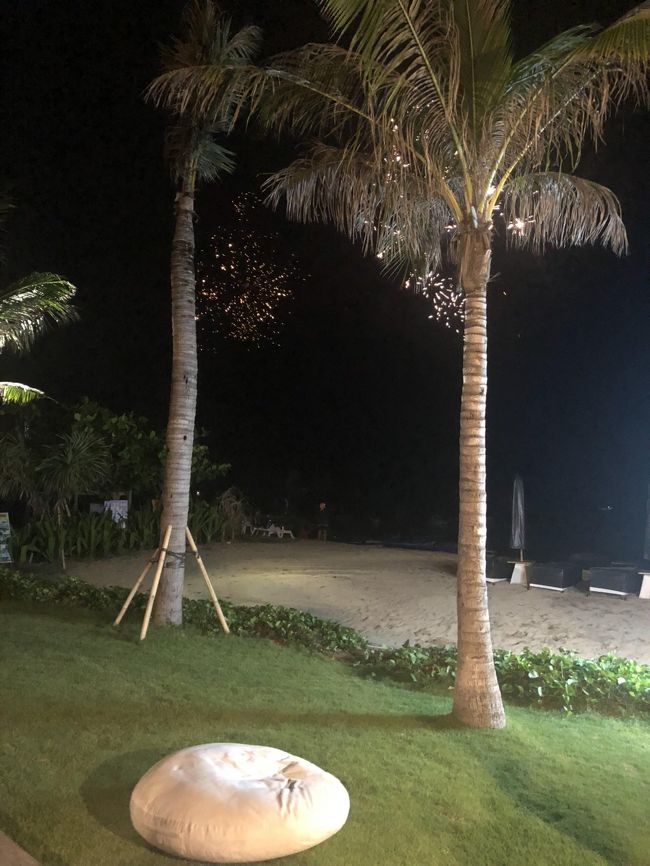 Happy New Year!!!<br />そこらじゅうのホテルが花火を打ち上げます。<br />みんなでシャンパンで乾杯をして、宿泊客の人たちと踊りました。<br />日本でゆく年くる年を家族で見ながらゆっくり過ごす大晦日も大好きだけど、<br />バリでの大晦日も楽しくて良い思い出になりました。