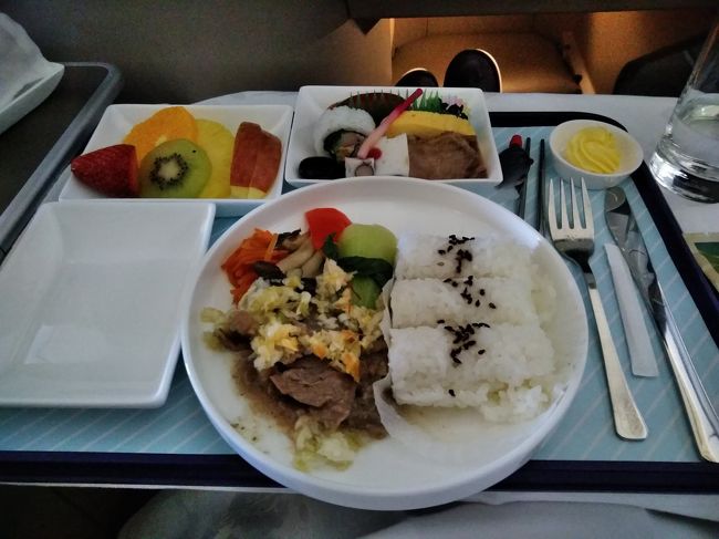 中国東方航空の食事。内容は他の旅行記にあるように味はいまいちでした。