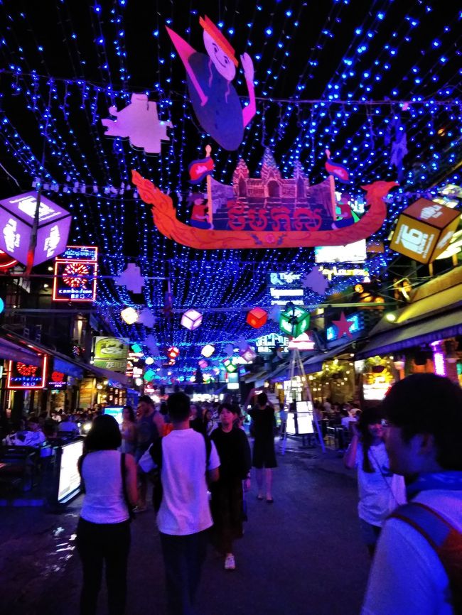 次男到着は夜便なので、次男抜きでオールドマーケットにて夕食です。<br />クリスマスとニューイヤー一緒の飾りです<br />クメールキッチンに行きました。