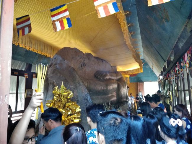 プノンクーレンの涅槃像。地元の人と観光客でごった返しです。細い頼りない階段を登っていくのですが、そこに鈴なりの人・人・人。階段の強度は大丈夫だろうかと心配になりました。