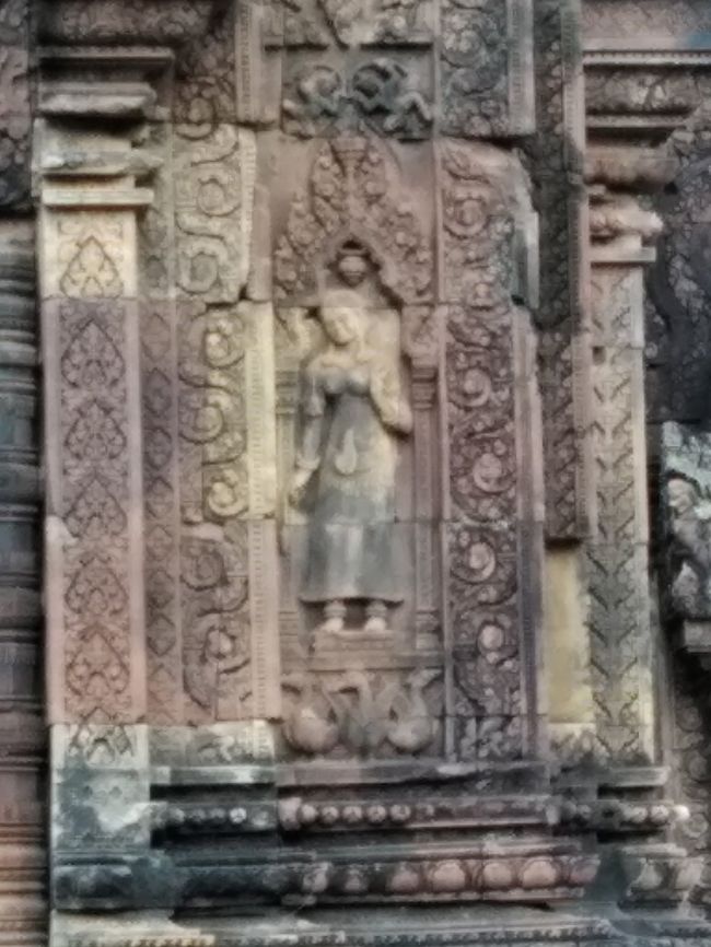 東洋のモナリザ<br />遠くて小さい<br />ガイド曰く、警察官は給料が安いから、夕方遅くに人の少ない時に来るとチップ次第で近くで見ることができるそうです。今日は人が多くて残念だね、と。<br />いいんかい?