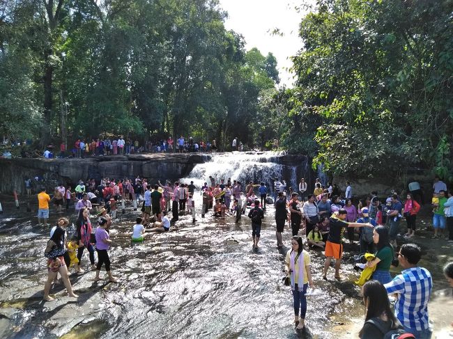 プノンクーレン。水遊びができるということでしたが、時間が無く割愛。地元民でいっぱいでした。皆さん、ラジカセ持参であちこちから音楽が。ガイド曰く、地元民の楽しみの一つとのこと。