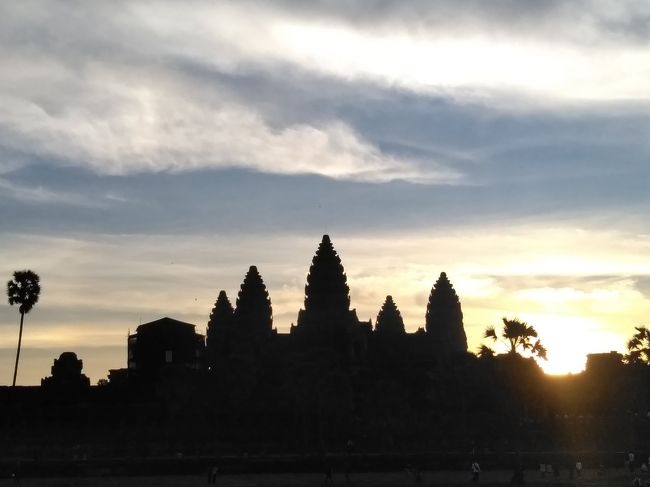 2019元旦の朝日です。<br />実は前日はホテルのガラディナーで夜ふかし。同じテーブルの太ったジローラモ（笑）→イタリア人でした!と乾杯三昧　眠いです。ガラディナーは途中退席したけれど、花火がすごくて眠れなかった…<br />そして、この朝日の為に4時半起きです（泣）