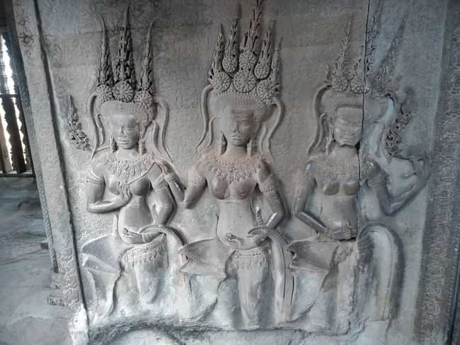 朝の空いているうちにアンコールワットを回ります。第三回廊も朝日のあと、ダッシュで待ち時間5分くらいでした