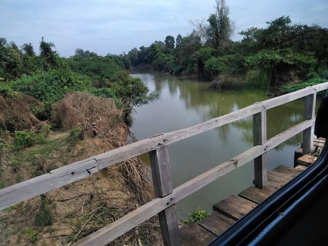 木でできたなんとも頼りない橋を車で渡ります