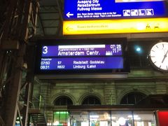 この日はフランクフルトからケルンへ移動し、夜にはアムステルダムへ行くというスケジュールです。

ケルン観光を約5時間と決め、14：44分のアムステルダム行きに乗ります。
観光をゆっくりするには、早朝から出発しないといけないので、フランクフルト発は7時25分の電車を予約しました。

早々にフランクフルト駅について、買い物をしたり乗り場のチェックをしていると、またしてもDBのアプリに赤の注意書きが出てきました。

昨日ハイデルベルクから予約電車がなくなったりしたので、また不安になり内容をよく読むとシートの変更ができるとか変更してくださいとかの内容でした。

私の理解力では無理と、グーグル君の翻訳するとまたもやわからない訳をします。

うぅ～んまたもや焦りがでてきて。。。そうだインフォメーションに行こう。

フランクフルトのDBのインフォメーションは凄いです。まず番号札（紙）をもらい待ちます。朝早いのですぐに呼ばれ、つたない英語で説明。

スマホのDBのチケットを見せてあーだこーだ言ったと思います。
本人は焦りがあるので、何をどういったか覚えてません。

窓の若い男性は、大丈夫です。あなたはいい席をとっているので大丈夫ですよと。

要するに、席をグレードアップしませんか？みたいな内容でした。
それなら、2等の人だけに送ればいいのに。

分かりませんてな事を言ったら、何とパソコンで日本語に変換して見せてくれました。それも素早く。感激です。

グーグルの翻訳の様な訳の分からない翻訳ではないのです。昔フランスのショップで同じようにパソコンで日本語に訳してくれたのですが、変な翻訳で訳が分からなかったのです.
しかし、今回わかりやすい間違っていない日本語です。

素晴らしい～～

フランクフルトのインフォメーションはいい仕事するなぁ～
