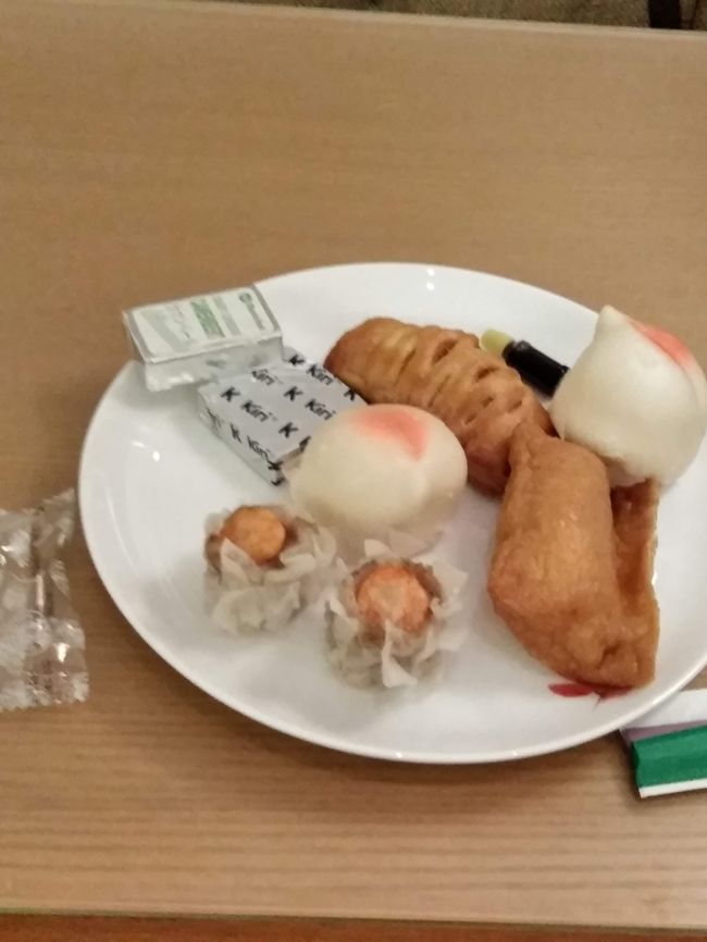 年末年始、安くビジネスクラスに乗るには?→ハイ!中国東方航空。<br />ラウンジはチャイナエアラインのラウンジ。ここの食事はショボイの一言。おまけに、年末ということもあり、人で溢れ、席もないほど（泣）<br />ちなみに、セントレアのラウンジは良かったそうです。