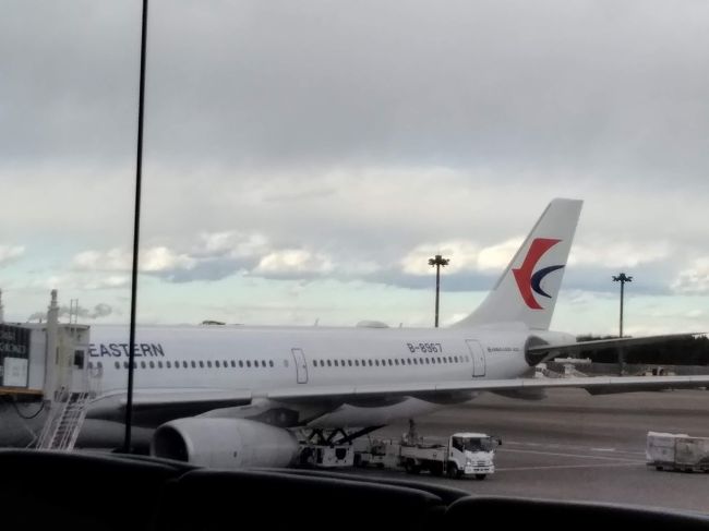 ラウンジはショボイけど、これから搭乗する飛行機家族見えます。