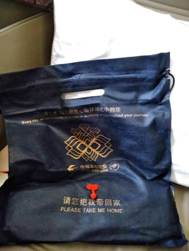 中国東方航空のアメニティは噂通り、スリッパのみ。<br />上海で無事に合流するのですが、ここで安心してしまい、ラウンジ内で自由行動にしてしまいました。ボーディングタイムには集合！ということだったのに、やってしまいました。<br />シェリムアップ行きの飛行機は搭乗口からバス移動。ビジネスクラスからバスに乗り、タラップまでは時間がかかるんです。そこを次男は甘くみて、まさかの乗り遅れ（泣）無常にもバスは締め切られ、次男一人まさかの中国入国する羽目に…乗り遅れはディレイのよくある中国東方航空ではよくある事のようで係員もサバサバした様子で『彼は明日の同時刻の飛行機に乗ります。大丈夫』と。え～!!!そう、彼は中国東方航空が用意してくれたホテルに泊まり（無料）見知らぬ中国人と親しくなり、その中国人とラーメンを食べ、翌日、エコノミー便でシェリムアップにやって来たのでした。<br />今でこそ笑って話せますが、グーグルが使えない、ということはGメールが出来ず、検索彼はできない。ラインはできたのでそれが唯一の救いでした。皆さんもお気をつけ下さい…てそんなお馬鹿な家族はいませんね（笑）<br />中国東方航空のビジネスクラスのCAさんは英語オンリーでしたが、「なんでそんな息子を置いてきたの？」と呆れながらも、「大丈夫。私達の地上スタッフが彼に説明するし、彼のフォローをするわ」と。とても優しく、神対応でした。この場をかりて感謝申し上げます。