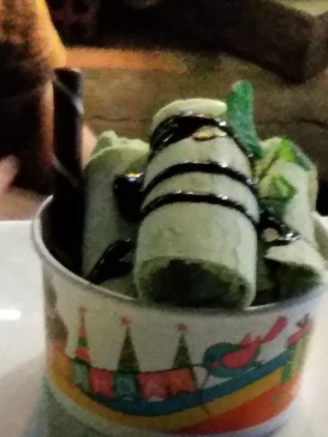 時系列が逆ですが、オールドマーケットにて息子達が食べたロールアイス。これがものすごく待たされた（笑）アイスを買いに行ったのかと思うくらい待たされた（笑）