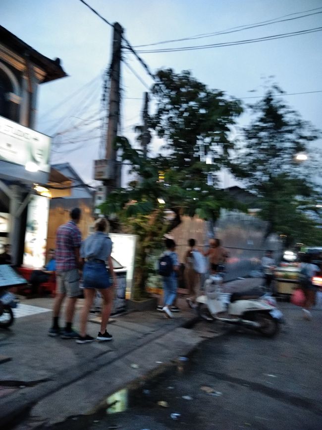 カンボジア名物のチュナンダイという鍋料理を、皆さんのお薦めのスープドラゴンで食べるぞ!と思っていました。<br />ピンぼけですみません<br />スープドラゴン、改装工事中に潰れていました（泣）わかりにくいのですが、この先のトタンがスープドラゴンの崩れた所。クメールキッチンの二階席からもよく見えます。<br />ということで、食べることができなかったんですよね～残念