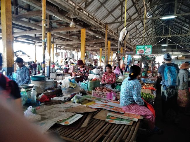 ガイドに連れられて地元の市場へ。これからホームステイ先に昼食の材料を買って行くところ。結局、ここで買った肉は使わずガイドが持ち帰りしたんだけど。