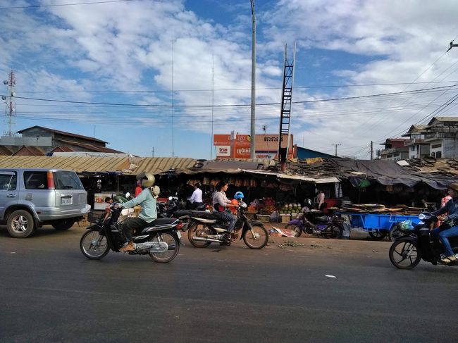 今にも崩れそうで崩れない地元の市場<br />