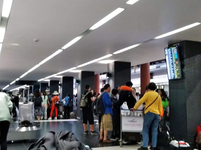 2日夜。シェリムアップ空港。人でごった返しています