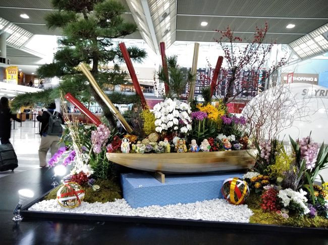 成田空港は、正月飾りで気分も上がります。<br />トランジット先で息子に会えるのか不安もあったけど、この正月飾りで気分もアゲアゲ↑↑<br />このときはまだ、この先に起こる大事件が待っているとは夢にも思ってなかったのです…💧