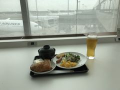 ヘルシンキまで、成田空港から出発します。
まずは成田空港サクララウンジ。朝食の時間ですが、やっぱりビール。
ここは自動の生ビールサーバーがあるからうれしい。