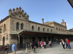 トレド駅まではあっという間でした。
トレド駅は終着、電車を降りて乗客が向かっているのは駅舎。