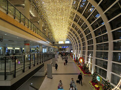 　キャセイドラゴン航空（CX5732便）はほぼ予定時刻の午後6時少し前に香港に到着。事前にネットで座席を通路側に指定していたはずですが、搭乗してみるとシートの配置が違っていて私の席は通路の内側になっていましたが、そもそも同じ列には誰もいないくらい空席があったので全く問題はありませんでした。そういえば、登場した期待の塗装はDragonairではなくCathay Pacific でしたので何か変更になったのかもしれませんが気づきませんでした。
　さて、香港では乗り継ぎ便までの待ち時間が約7時間弱あるので、入国して軽く市街地を見学して来ようと思います。時間が限られているので、普段のように雑な計画で移動するわけにはいきません。あらかじめやりたいことを絞って行動することにします。
(1) 尖沙咀周辺の街を散策
(2) 食事
(3) 九龍側から夜景を眺める
(4) スターフェリー
この程度なら可能だろうと思い行動することにします。