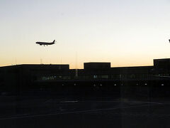 【2018年12月31日】
飛行機が離陸したら吐き気は治まりました。それでも眠かったのでひたすら眠りました。ふと気づくと飛行機は既に着陸態勢に入っていました。香港から成田までの機内の記憶はほとんどありませんでした。
そんな具合にいつの間にか早朝の成田へ到着しました。朝焼けがとてもきれいに見えました。