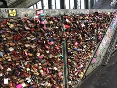 ホーエンツォレルン橋

見事です。橋の欄干にずっと鍵が付けてあります。ヨーロッパでは流行ってますね。

愛の南京錠というらしいです。

まぁ日本でも時々しょぼいのを見ますが・・・

若いカップルが付けていくのですね。

パリでは増えすぎて撤去の動きがあるとか。

