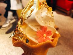 雨降って寒いけど、箔一の金箔ソフトクリーム！