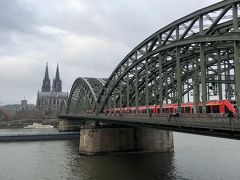 ケルン大聖堂とホーエンツォレルン橋と赤い電車。

これぞKölnという景色です。

これでお天気よければ最高なのに。