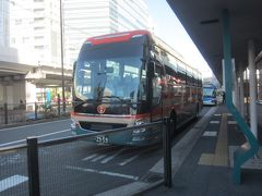 川崎駅発アクアライン経由木更津行のバスに乗車
予約なしで乗ることができるので､直接バス停に行きました
この路線は川崎駅の22蕃乗り場から出発です
「川崎駅」のバス停ではありますが､乗り場は京急線の線路を越えた道路上にあります

この路線は臨港バス･京急バス･小湊鐵道バス･日東交通･東京ベイサービスの5社の共同運行路線で､土・休日の日中は毎時45分に川崎駅を出発 途中､川崎大師東口・浮島BT・海ほたる・木更津金田BT・袖ヶ浦BTに停車して､1時間15分をかけて木更津駅に到着します

11:45発のこの便は､小湊鐵道バスが担当でした

