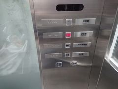バスと比べものにならない早さで台北駅到着！
台北駅は乗換遠いと聞いて覚悟してましたが、ベビーカーだったので、エレベーター探しが大変でした・・・しかも台湾のエレベーターは狭いです。。。
空港線は新しい分そうでもないですが、元々ある路線のエレベーターはベビーカー１つでもいたらOUTの大きさが多かったです。。。