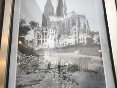 第二次世界大戦後のケルンの街並みです。

ケルン大聖堂は英米軍の空爆で14発の直撃弾を受けました。

内部は激しく破壊されました。しかし全体は崩れなかった為、1956年まで修復作業が行われ元の状態に復元されました。

過去のケルンの写真が、ケルン大聖堂の外側に掲示されていました。