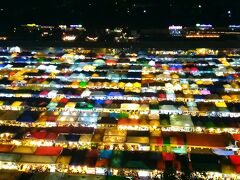 最近、バンコクに行ってきた友達2人が口をそろえておススメしてくれたRatchada Rot Fai Night Market

