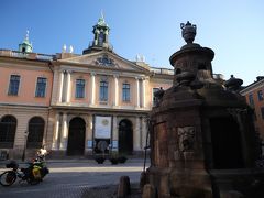 ガムラスタン(Gamla stan)を　てくてく♪

この時間、サイクリングの人たちが集まって休憩しているのが目に付きました、、
この大広場には古来よりの水飲み場があるので、ここで水分を摂りつつ休憩するのが恒例になっているのでしょうか、、
