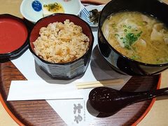 がっちりマンデーで見てから気になっていた茅乃舎さんの「汁や 東京ミッドタウン店」に行ってきました。
メニューの種類は多くはありません。
まず、出汁がお茶のように出てくるので飲んで楽しみます。